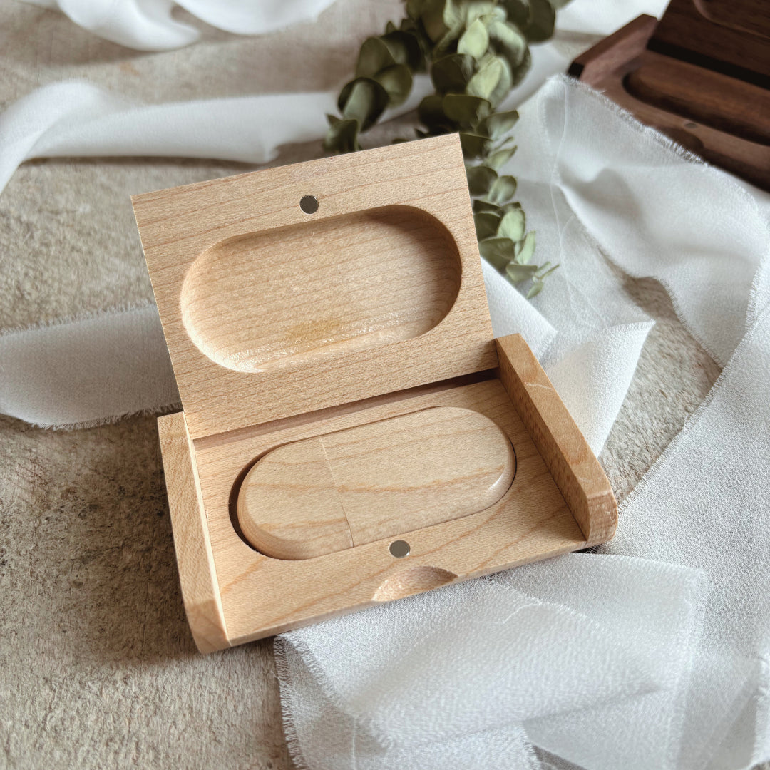 The Curvy Wooden Mini Box + USB set with engraving