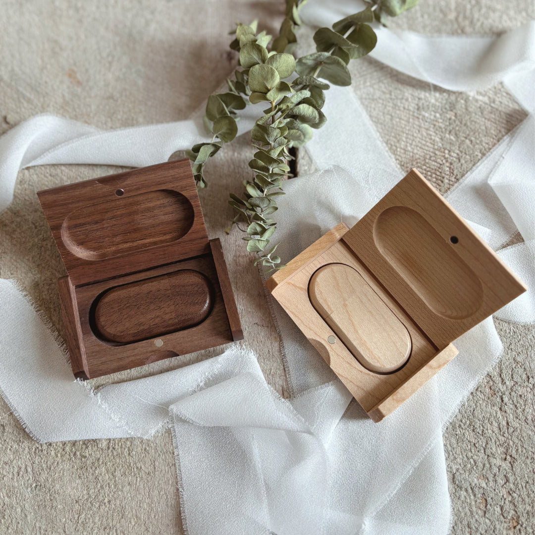 The Curvy Wooden Mini Box + USB set with engraving