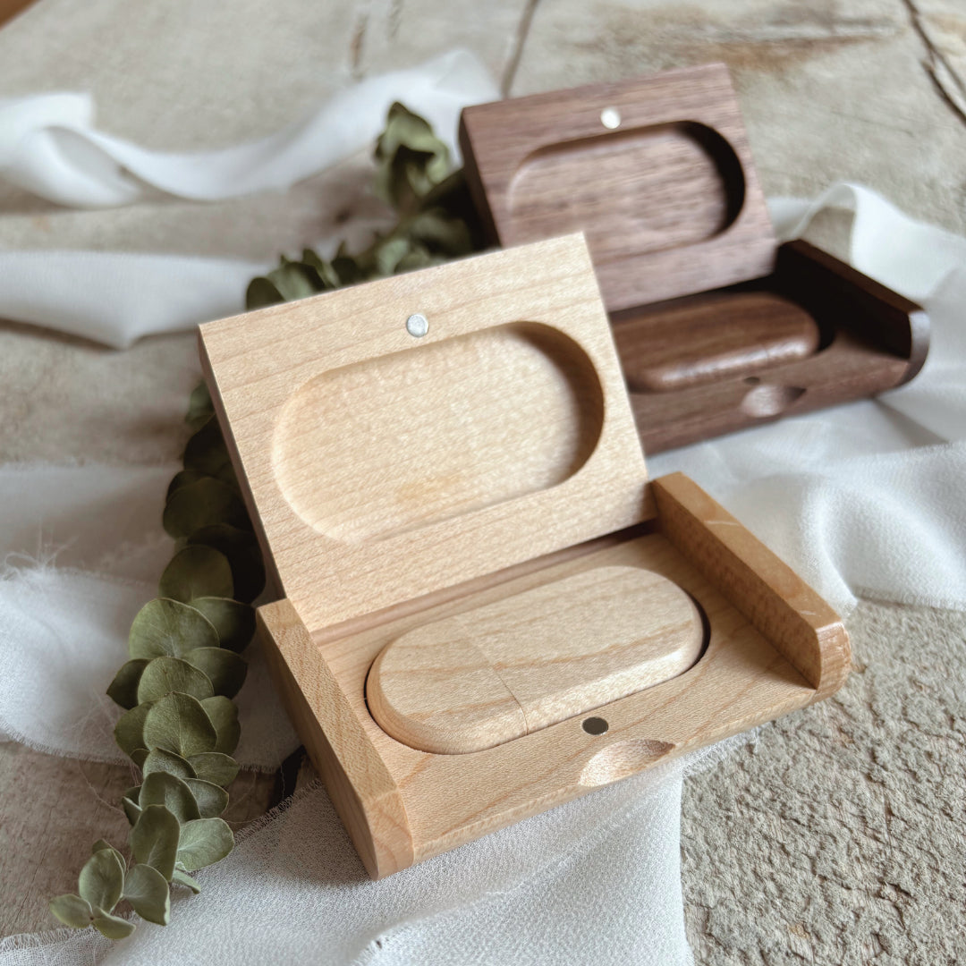 The Curvy Wooden Mini Box + USB set with engraving
