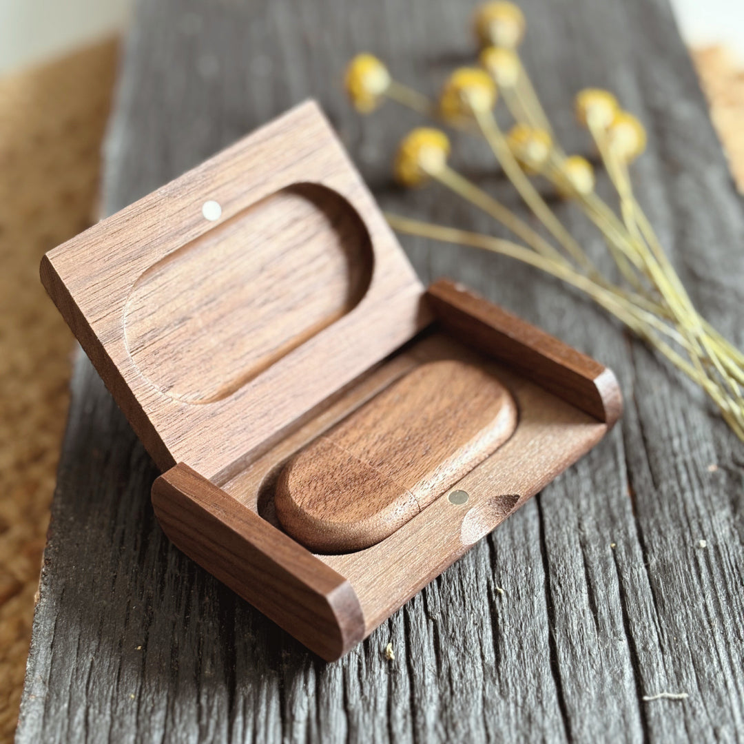 The Curvy Wooden Mini Box + USB set with engraving